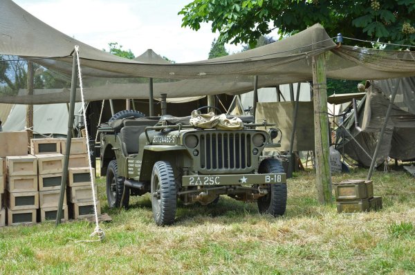 През юли 1941 г. фирмата сключва изгоден договор за предоставяне на американската армия на лекотоварно превозно средство, което би могло да позволи на войниците да се движат по бойните полета по целия свят, ако правителството реши да влезе във Втората световна война. Наричан с галеното Jeep, офроудърът изиграва значителна роля в освобождаването на Европа. Копиран от над дузина компании по света през 40-те и 50-те години на миналия век . Днес неговият дух продължава да живее в Wrangler от четвърто поколение, представен през 2017 г


